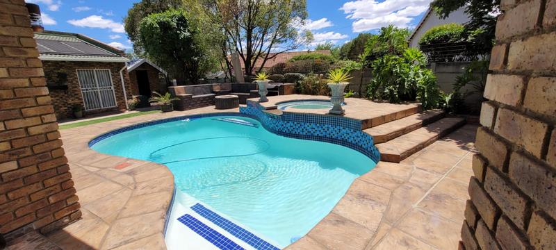 5 Bedroom Property for Sale in Brackendowns Gauteng