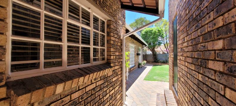 5 Bedroom Property for Sale in Brackendowns Gauteng