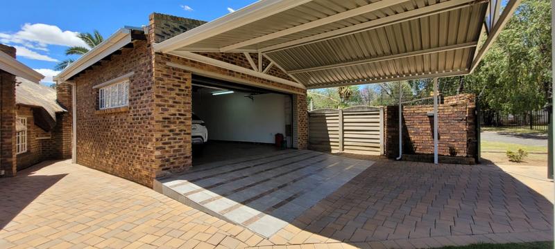 5 Bedroom Property for Sale in Brackendowns Gauteng