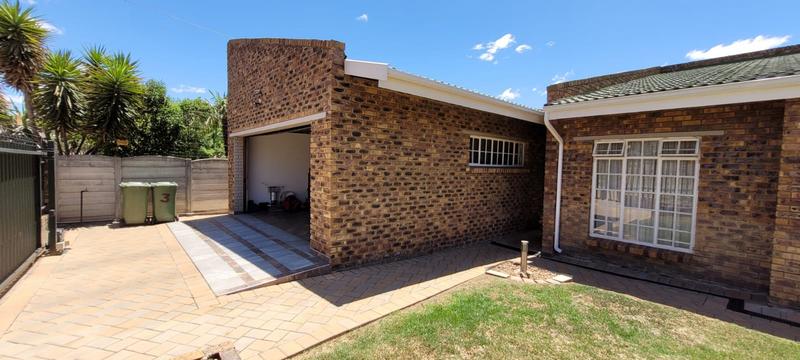 5 Bedroom Property for Sale in Brackendowns Gauteng