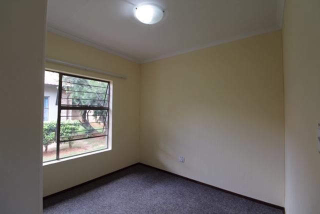 To Let 2 Bedroom Property for Rent in Florida Glen Gauteng