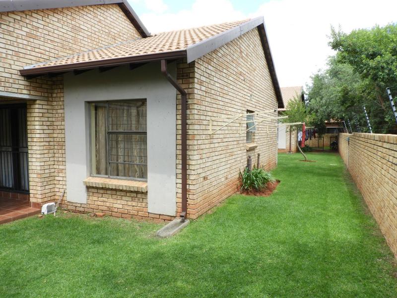 To Let 2 Bedroom Property for Rent in Florida Glen Gauteng