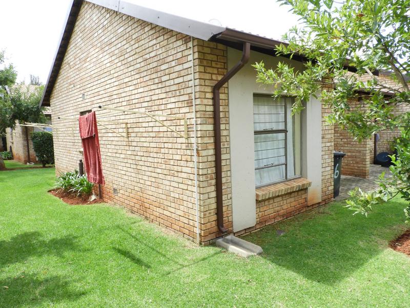 To Let 2 Bedroom Property for Rent in Florida Glen Gauteng