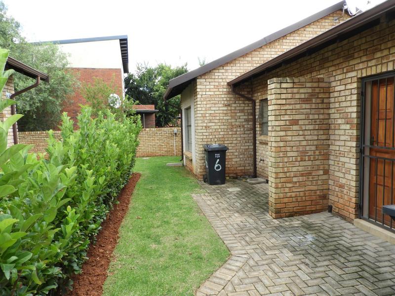 To Let 2 Bedroom Property for Rent in Florida Glen Gauteng