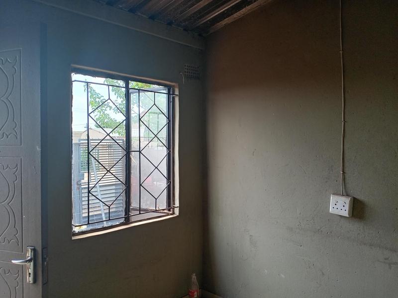 2 Bedroom Property for Sale in Zonkezizwe Gauteng