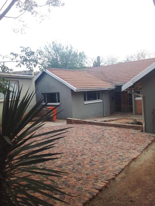 5 Bedroom Property for Sale in Mondeor Gauteng