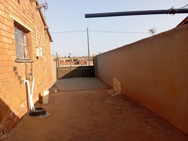 2 Bedroom Property for Sale in Naledi Ext 2 Gauteng