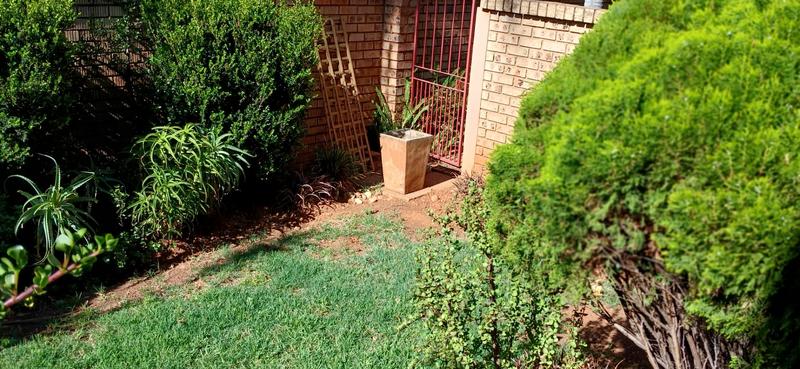 2 Bedroom Property for Sale in Faerie Glen Gauteng