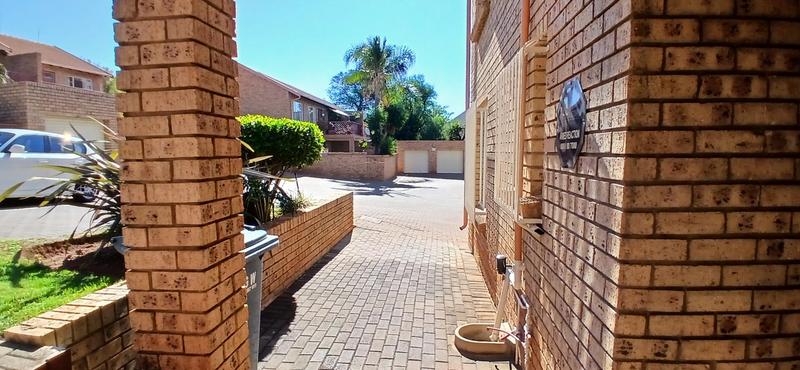 2 Bedroom Property for Sale in Faerie Glen Gauteng