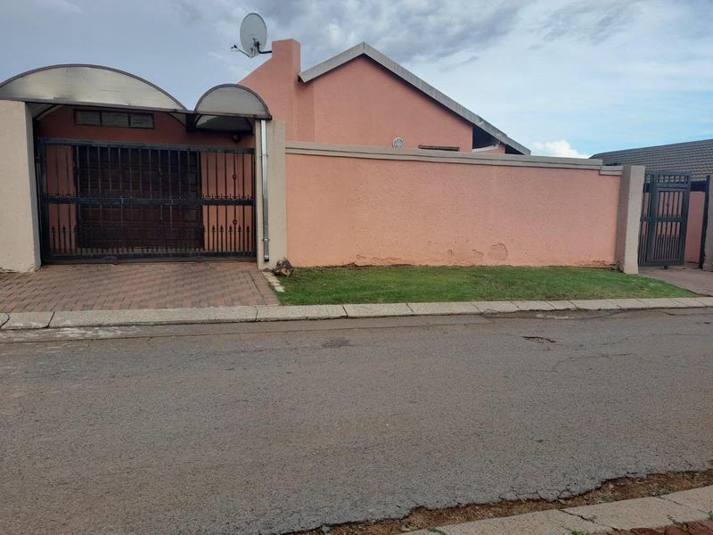 5 Bedroom Property for Sale in Vosloorus Gauteng