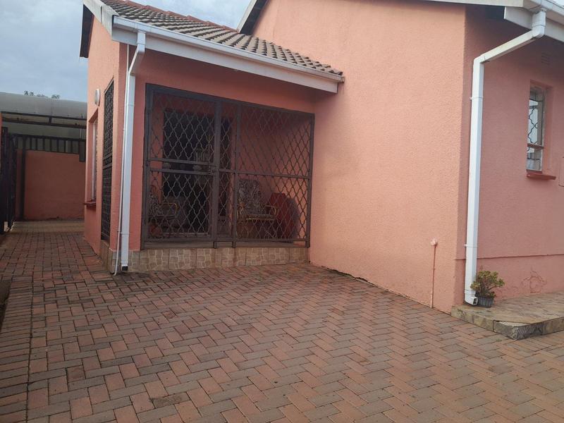 5 Bedroom Property for Sale in Vosloorus Gauteng