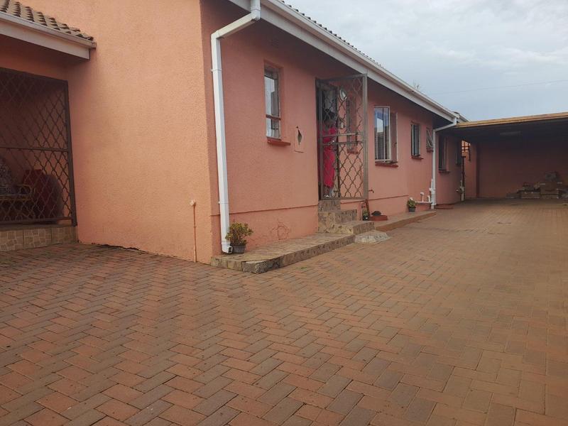 5 Bedroom Property for Sale in Vosloorus Gauteng