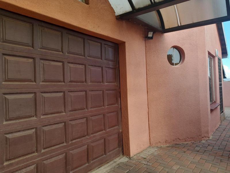 5 Bedroom Property for Sale in Vosloorus Gauteng