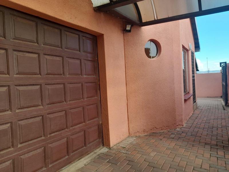 5 Bedroom Property for Sale in Vosloorus Gauteng