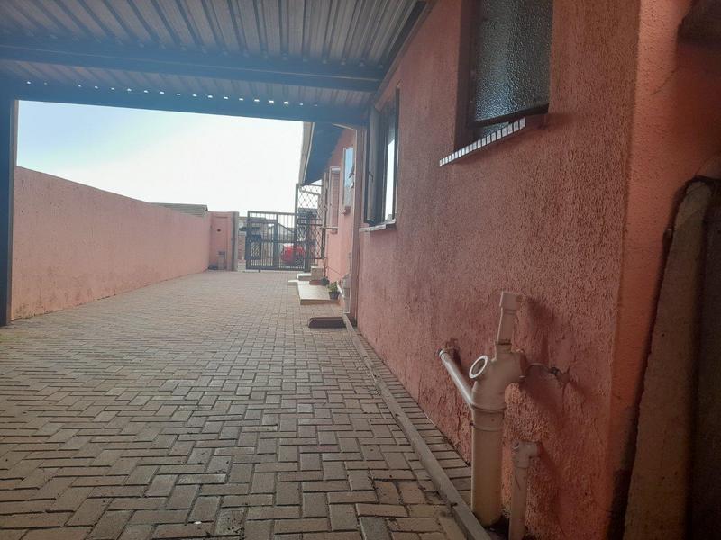 5 Bedroom Property for Sale in Vosloorus Gauteng