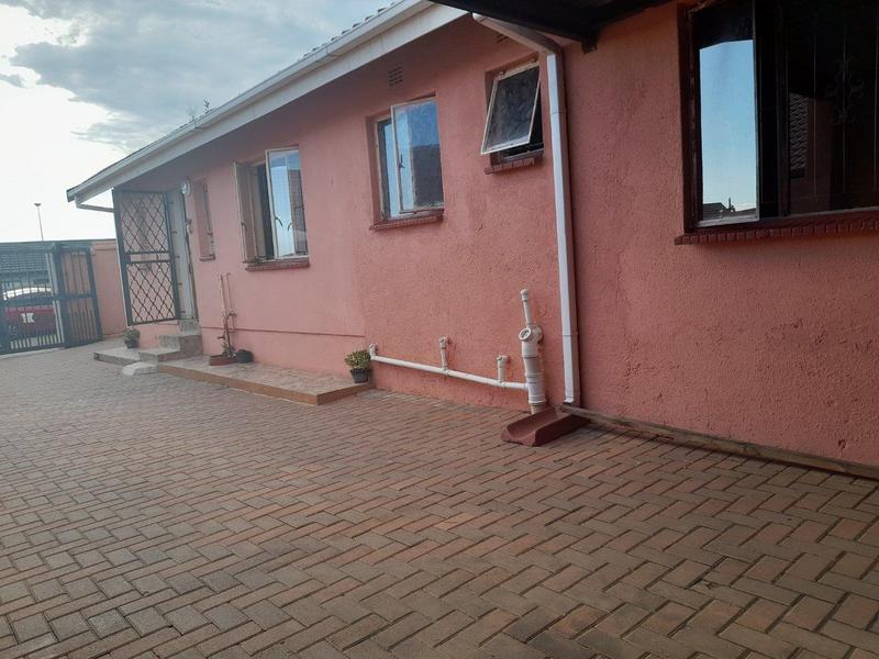 5 Bedroom Property for Sale in Vosloorus Gauteng