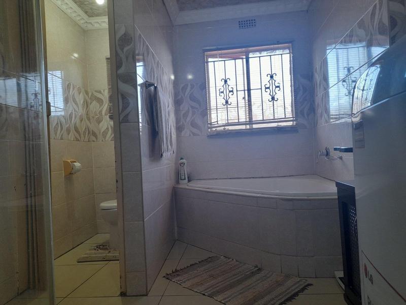 5 Bedroom Property for Sale in Vosloorus Gauteng