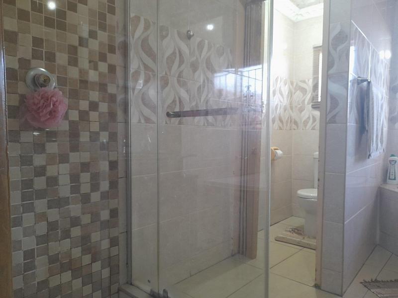 5 Bedroom Property for Sale in Vosloorus Gauteng