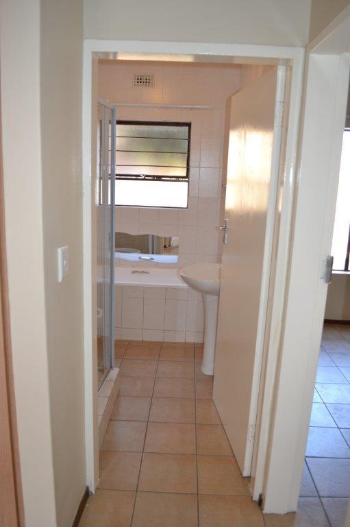 To Let 2 Bedroom Property for Rent in Sonneveld Gauteng