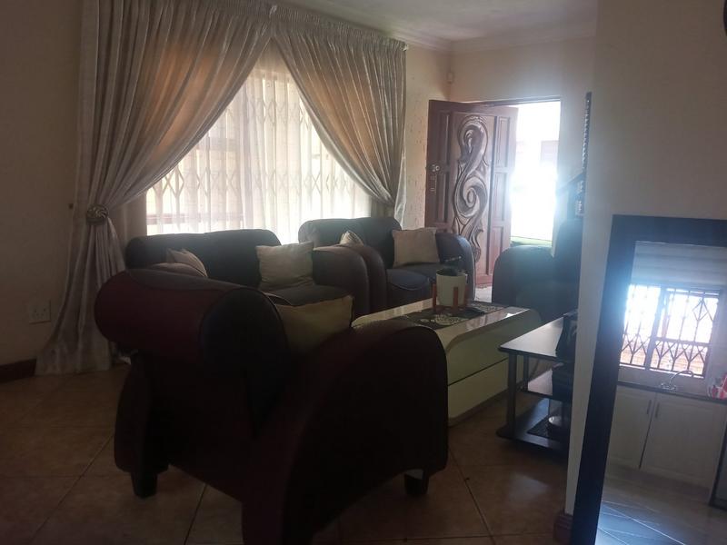 To Let 3 Bedroom Property for Rent in Greenhills Gauteng