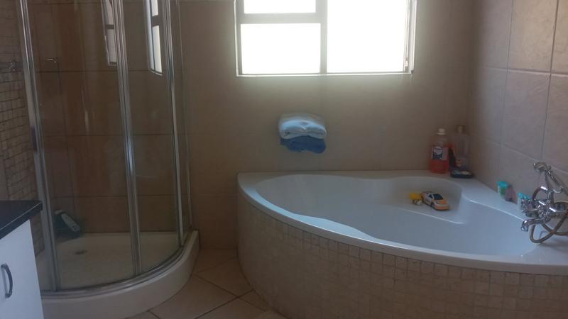 To Let 3 Bedroom Property for Rent in Greenhills Gauteng