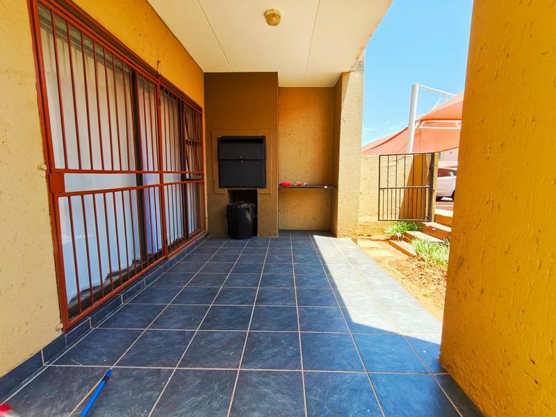 To Let 2 Bedroom Property for Rent in Pineslopes Gauteng