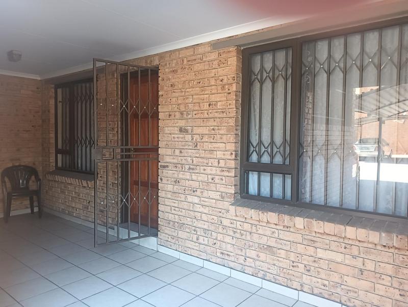 2 Bedroom Property for Sale in Cruywagenpark Gauteng