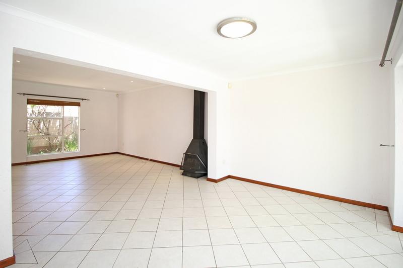 To Let 3 Bedroom Property for Rent in Magaliessig Gauteng