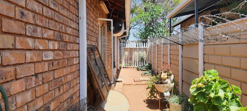 3 Bedroom Property for Sale in Mountain View Gauteng