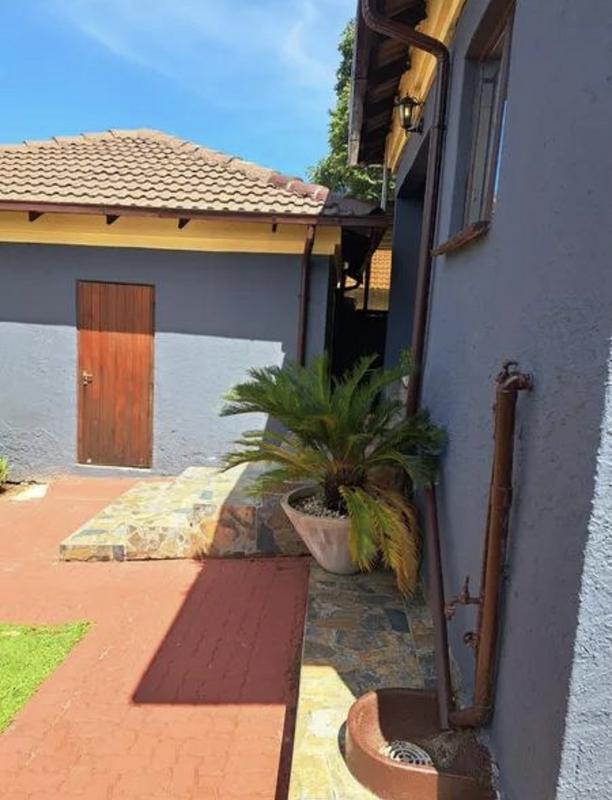 To Let 3 Bedroom Property for Rent in Clayville Gauteng