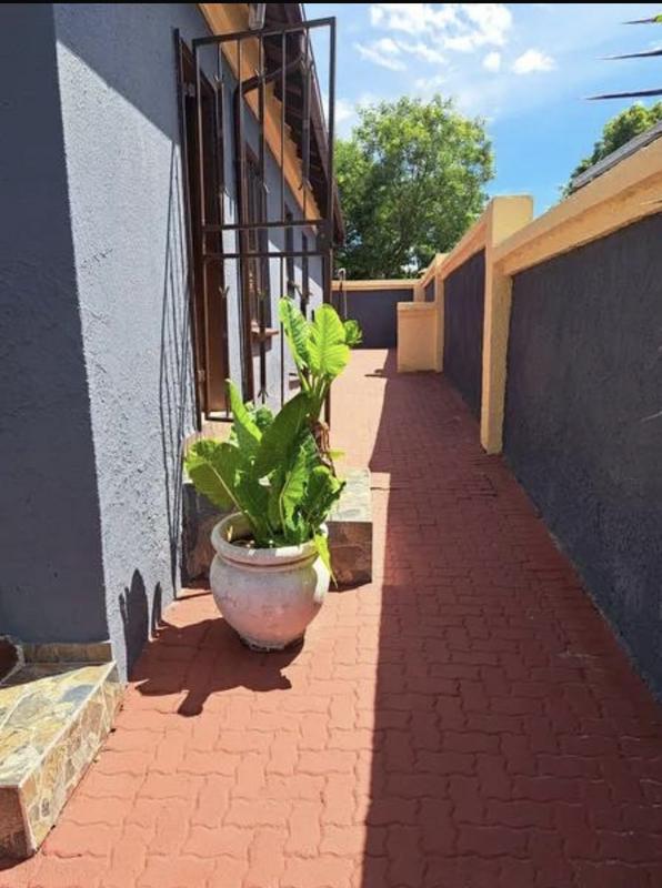 To Let 3 Bedroom Property for Rent in Clayville Gauteng