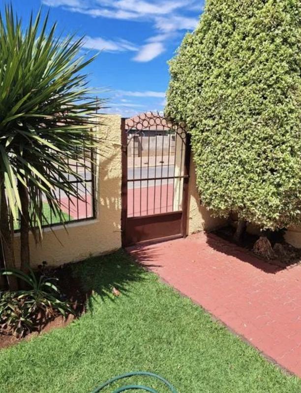 To Let 3 Bedroom Property for Rent in Clayville Gauteng