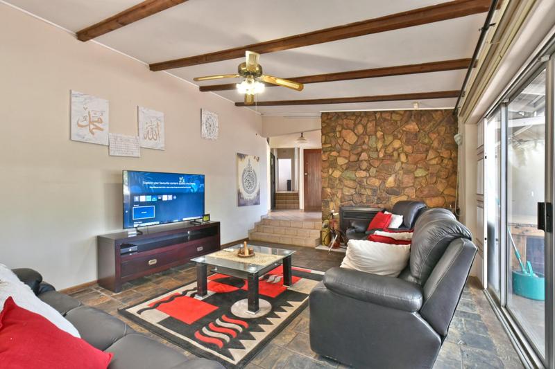 4 Bedroom Property for Sale in Mondeor Gauteng