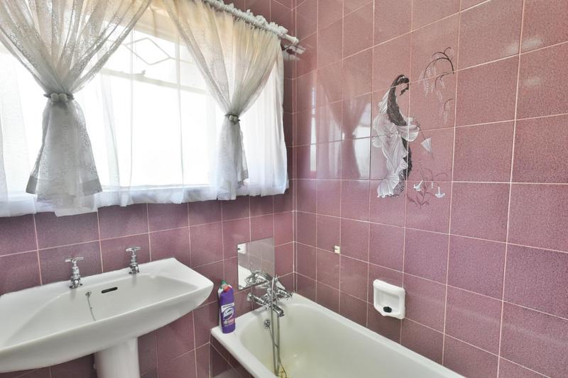 4 Bedroom Property for Sale in Mondeor Gauteng