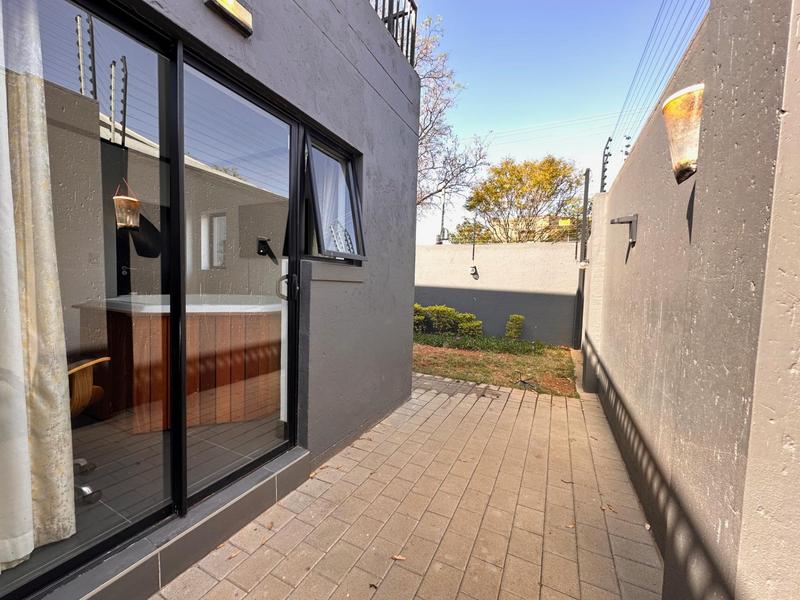 To Let 4 Bedroom Property for Rent in Sandown Gauteng