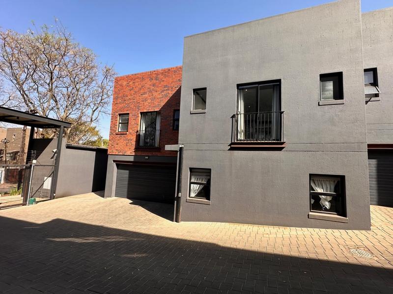 To Let 4 Bedroom Property for Rent in Sandown Gauteng