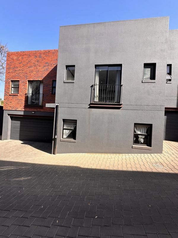 To Let 4 Bedroom Property for Rent in Sandown Gauteng