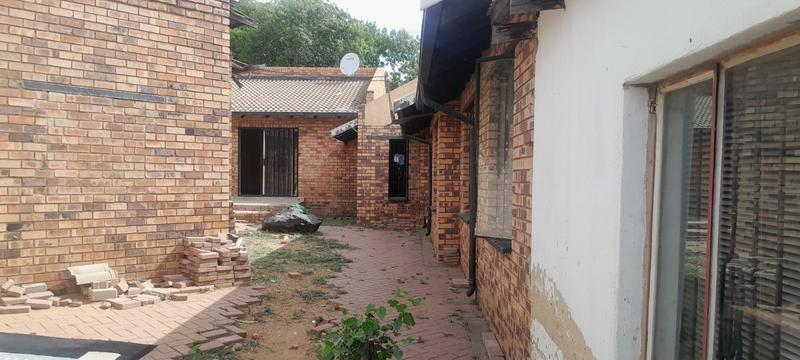 5 Bedroom Property for Sale in Lombardy East Gauteng