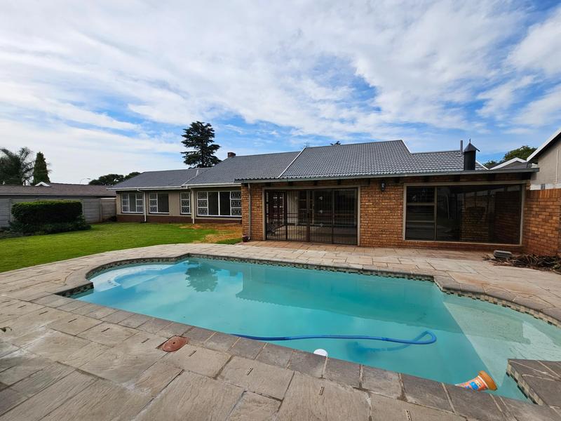 To Let 5 Bedroom Property for Rent in Constantia Kloof Gauteng