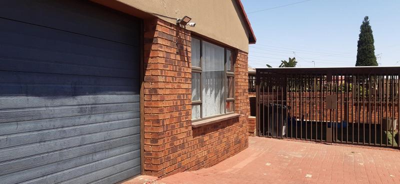 To Let 3 Bedroom Property for Rent in Newclare Gauteng