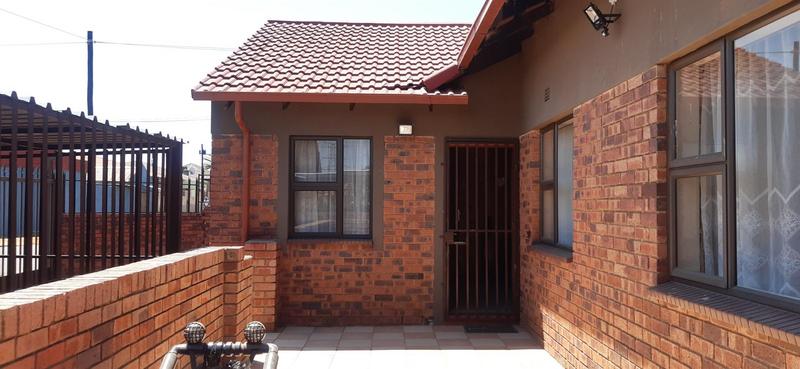 To Let 3 Bedroom Property for Rent in Newclare Gauteng