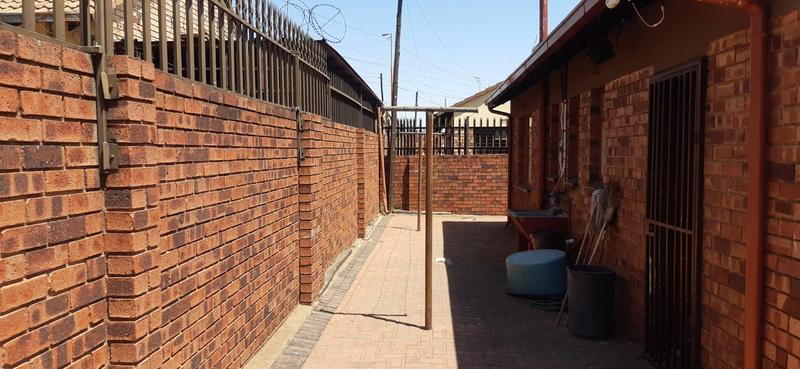 To Let 3 Bedroom Property for Rent in Newclare Gauteng