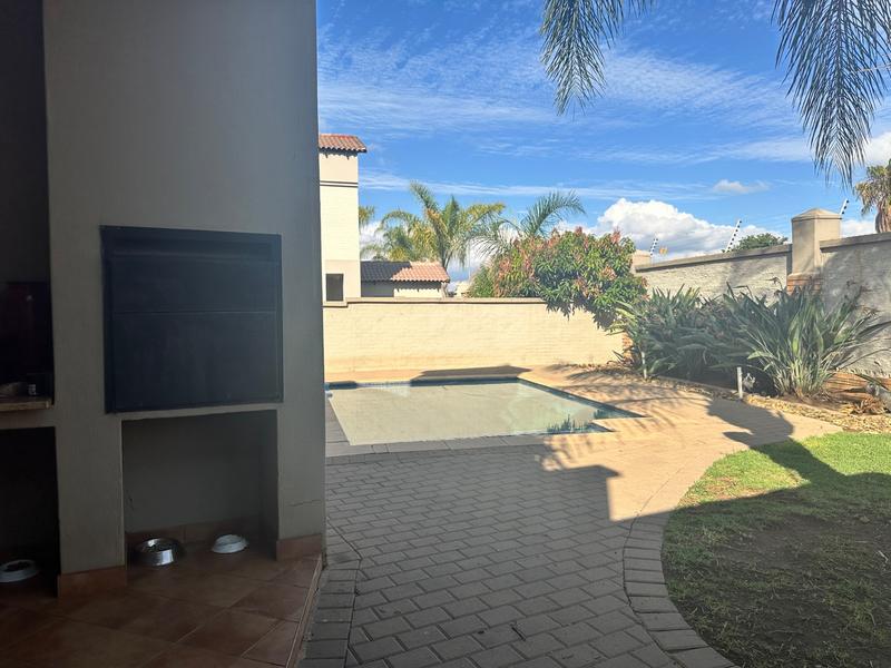 4 Bedroom Property for Sale in Monavoni Gauteng