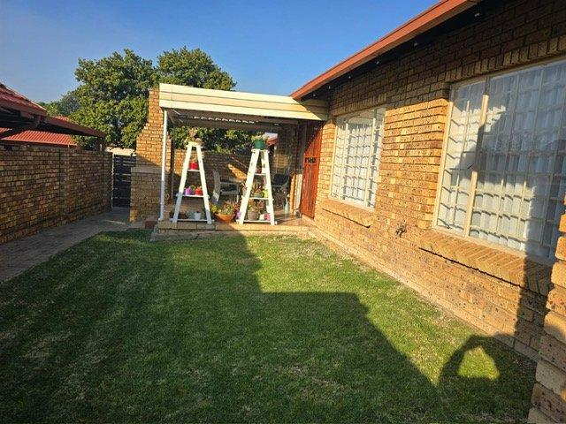 2 Bedroom Property for Sale in Magalieskruin Gauteng