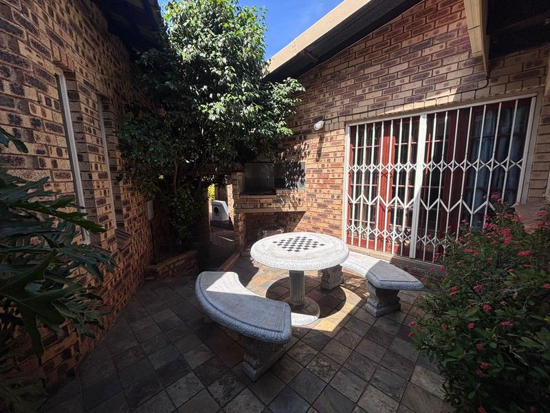 4 Bedroom Property for Sale in Florida Hills Gauteng