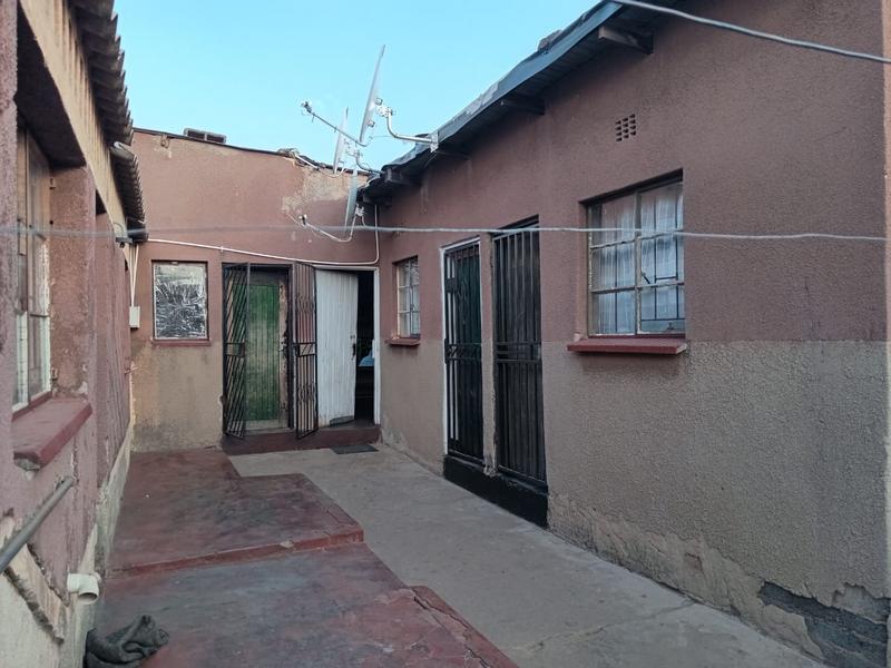 6 Bedroom Property for Sale in Tembisa Gauteng