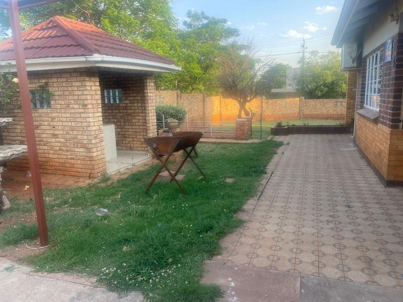 To Let 5 Bedroom Property for Rent in Primrose Hill Gauteng