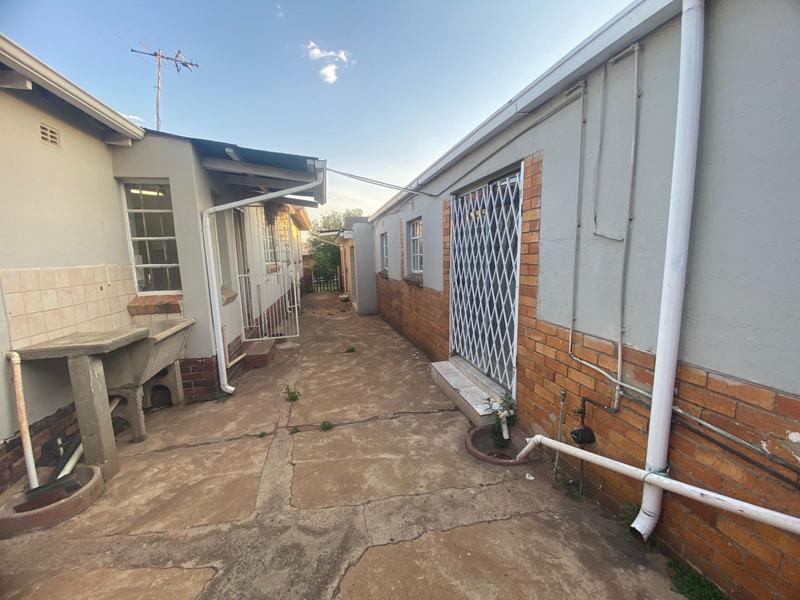 To Let 5 Bedroom Property for Rent in Primrose Hill Gauteng