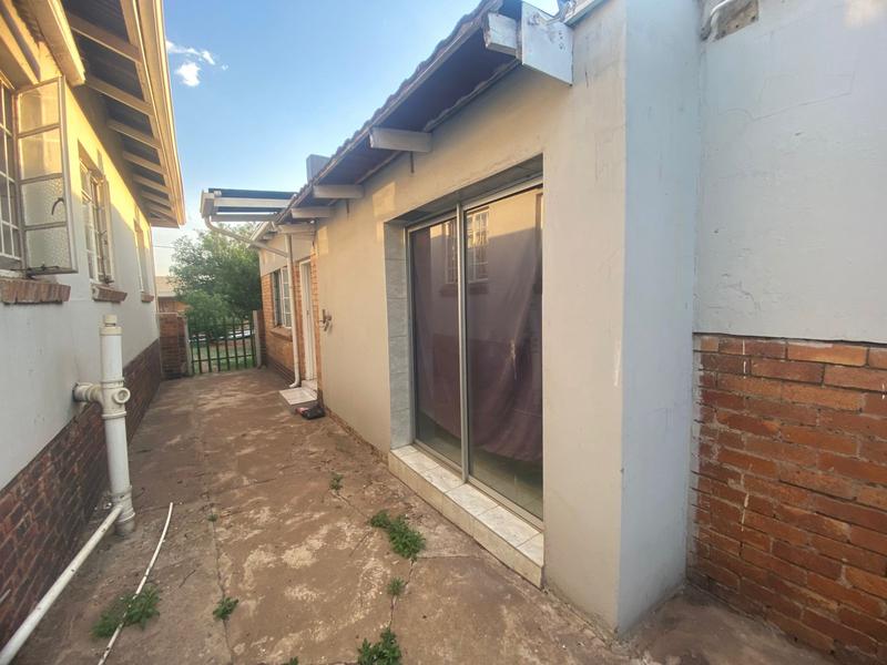 To Let 5 Bedroom Property for Rent in Primrose Hill Gauteng