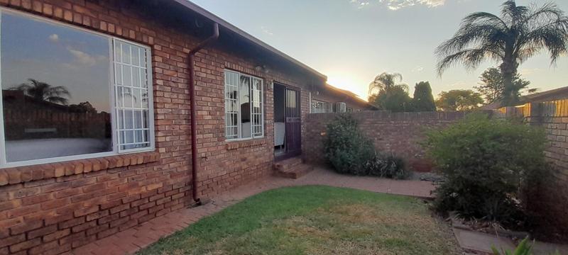 2 Bedroom Property for Sale in Rooihuiskraal North Gauteng